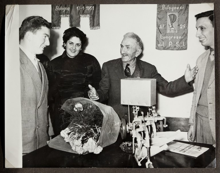 Sede bolognese del Partito Socialista Italiano (?), Alcide Cervi in visita conversa con gli ospiti